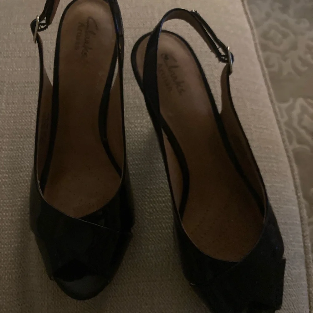 Women’s Clark patent leather heels - Picture 1 of 3